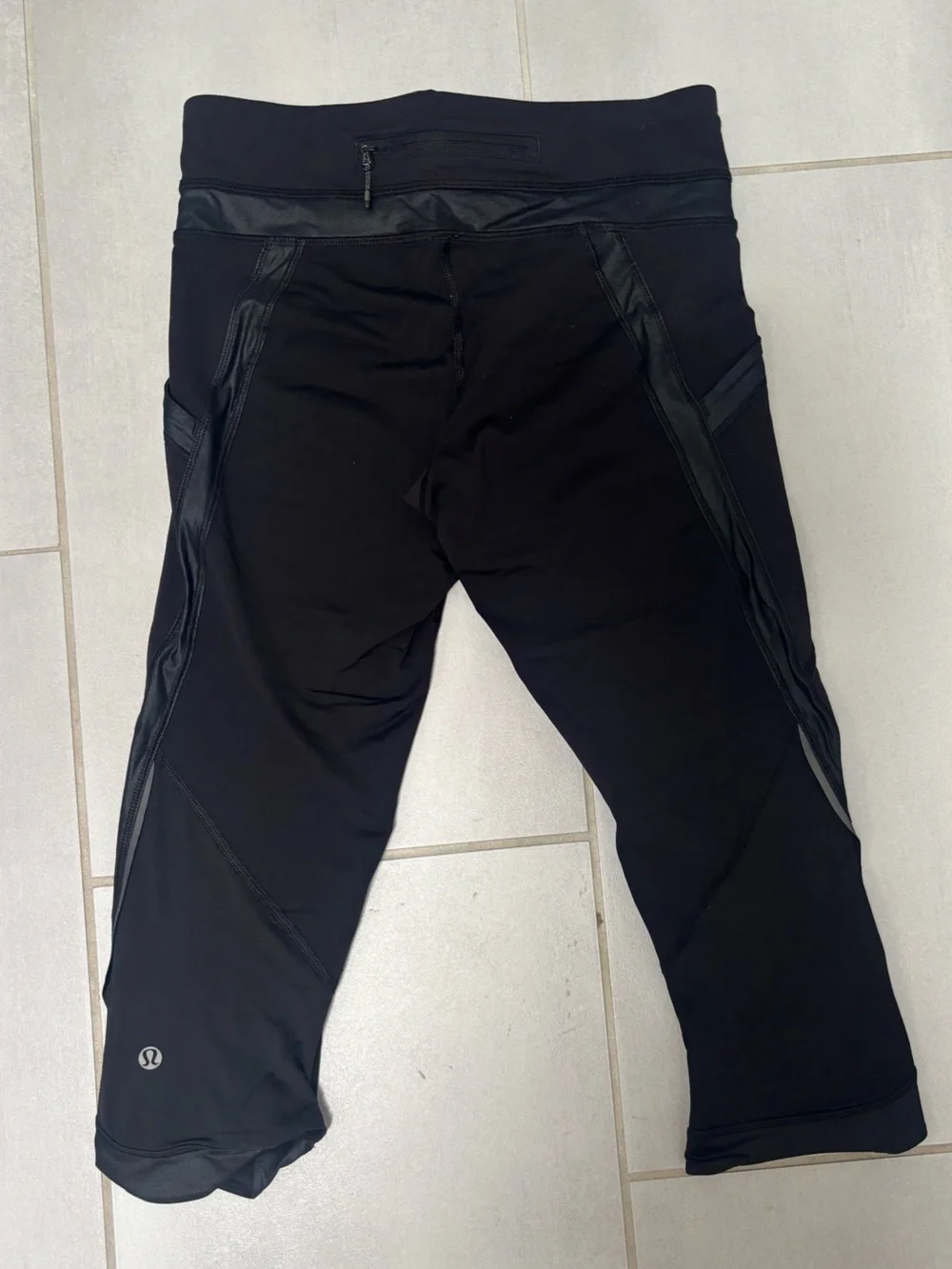 LULULEMON BLACK CAPRIS WITH POCKETS